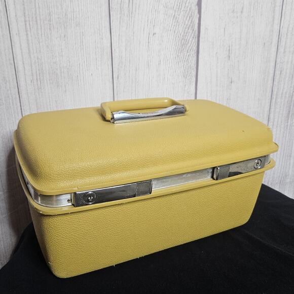 VTG Yellow Samsonite Train Case, Carry-On Cosmetic Luggage Tote - Picture 9 of 10